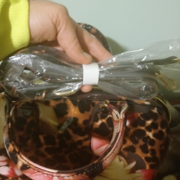 Brand new 👜 does come with the matching wallet and a strap - Picture 3 of 6